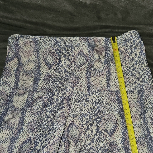 Onzie Abstract Print Activewear Set - Picture 8 of 8